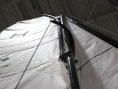 Restaurierte Alt-H-Jolle: Details des unkonventionellen Gaffelriggs, z.B. im Masttopp eingehängte Gaffel, Vorliek des Großsegels in Mastnut.